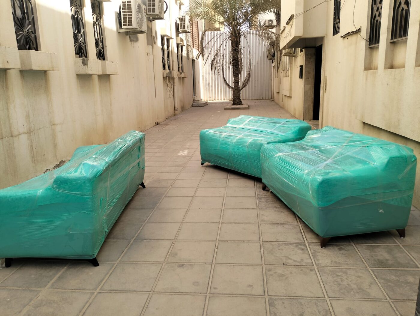 أطقم كنب مغلفة وجاهزة للنقل